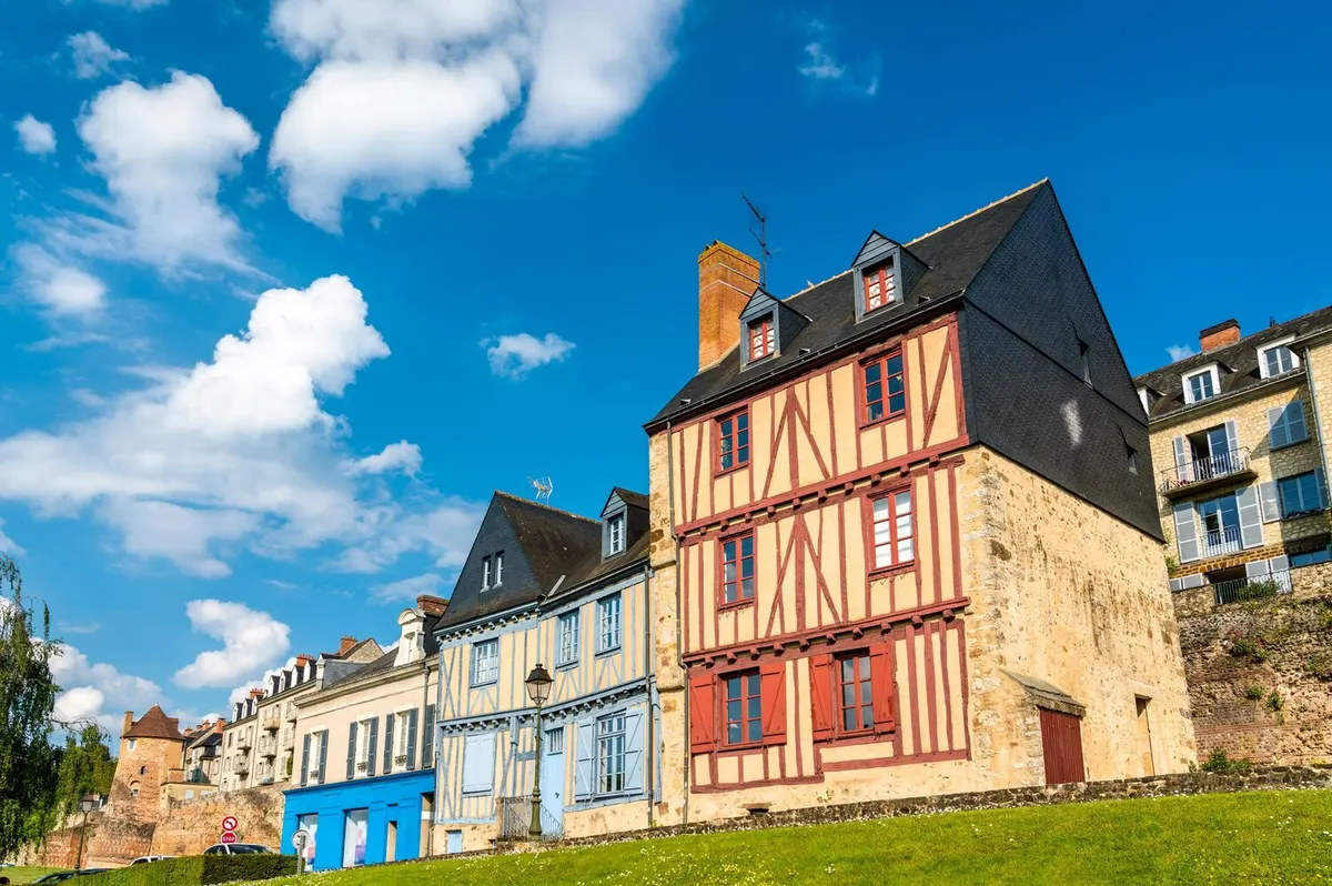 Maisons à pans de bois au pied de l'enceinte gallo-romaine du Mans, photo d'illustration
